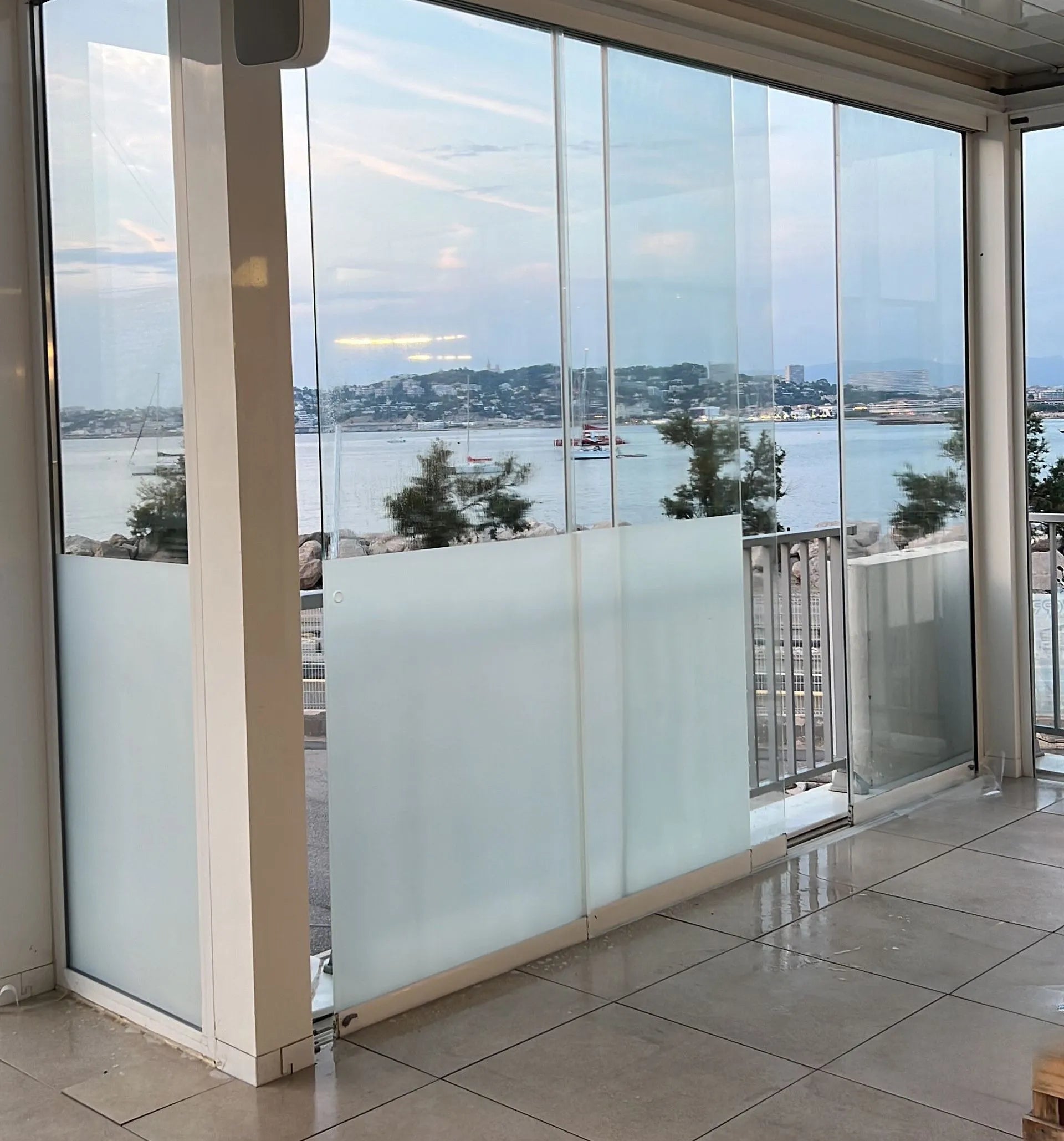 Pose de film dépoli blanc sur la terrasse du Yachting Club de la Pointe Rouge à Marseille : Une touche d'élégance et d'intimité